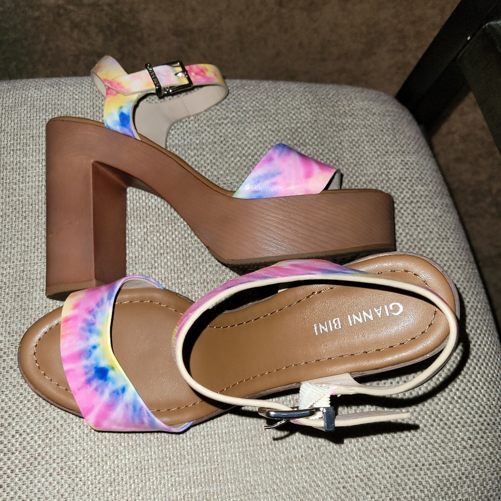 NWOT Gianni Bini Tie Dye Palmeera Wood Platform Block Heel Sandal